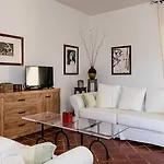 Aquila Giardino فيلة Is Molas